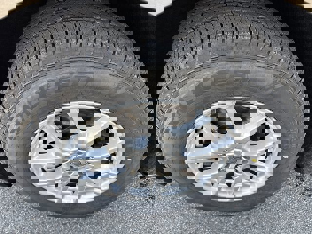 Used 2023 Chrysler Voyager LX image 5