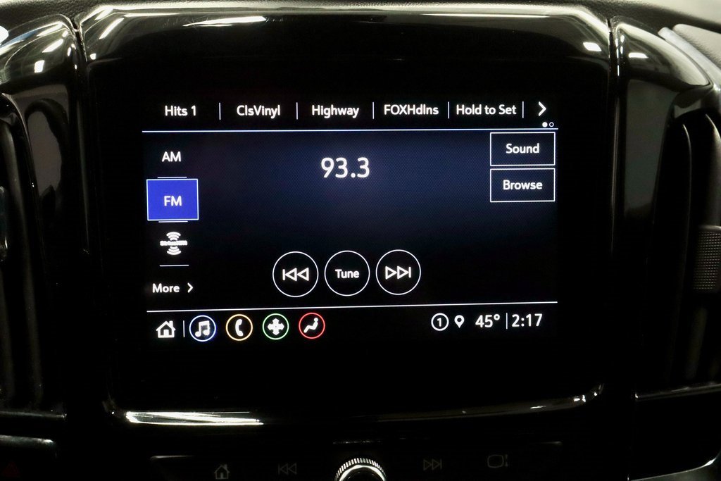 Used 2023 Chevrolet Traverse LT image 3