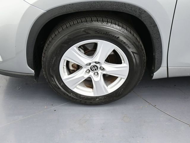 Used 2024 Toyota Highlander LE FWD image 9