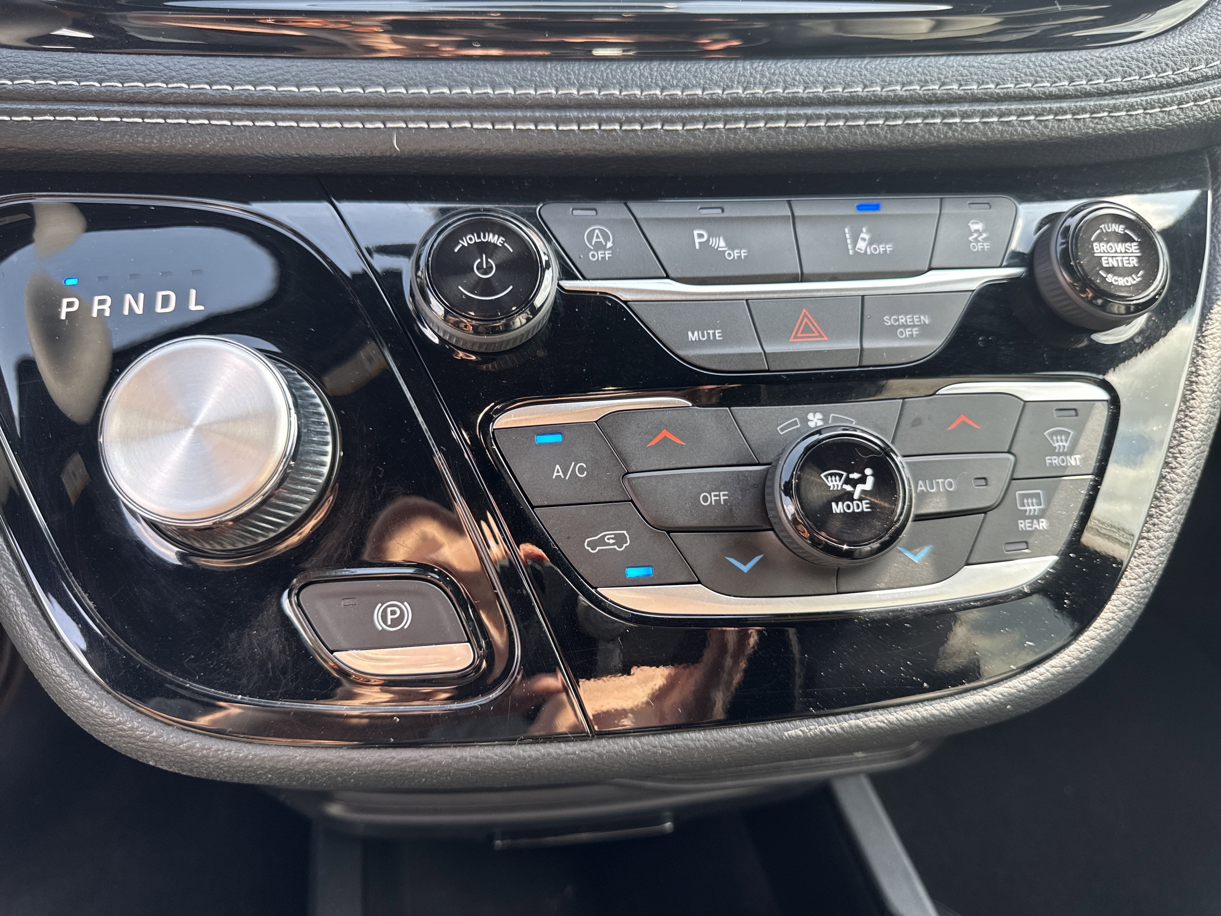 Used 2024 Chrysler Pacifica Touring-L w/ S Appearance Package FWD image 38