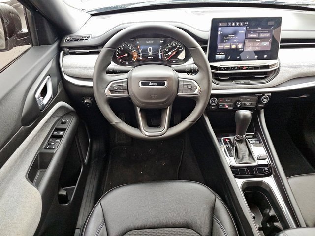 Used 2024 Jeep Compass Latitude image 4