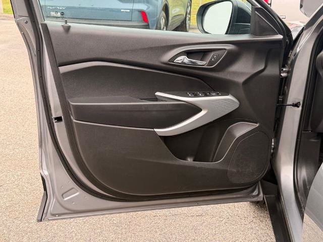 Used 2025 Chevrolet Trax RS FWD image 12