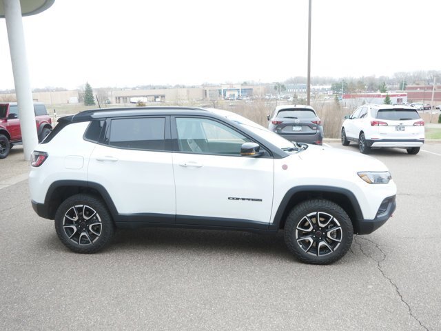 Used 2025 Jeep Compass Trailhawk AWD/4WD image 4