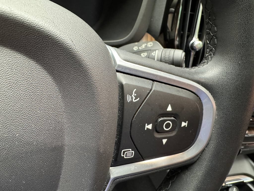 Used 2022 Volvo XC60 B5 Momentum AWD/4WD image 16