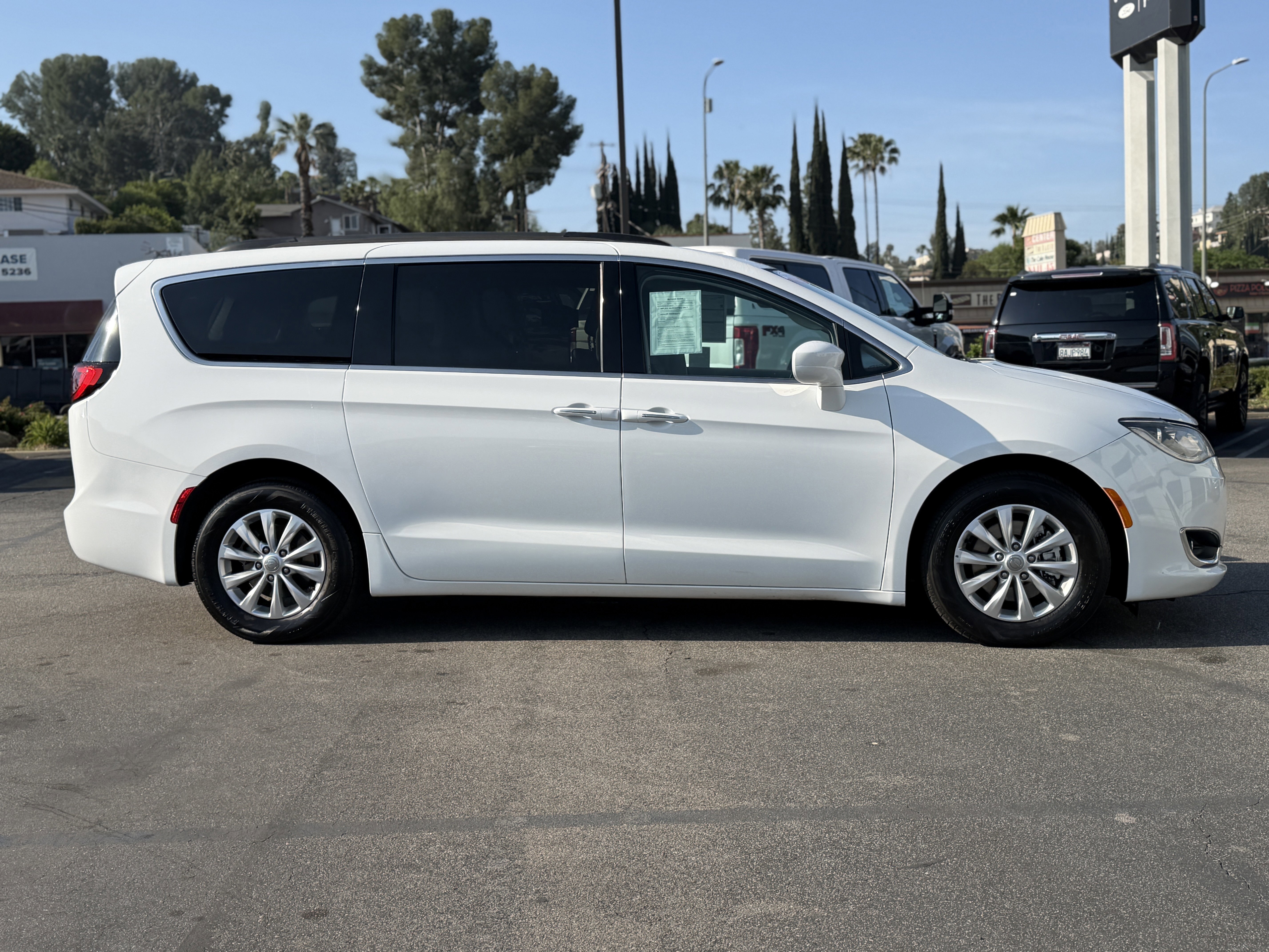 Used 2017 Chrysler Pacifica Touring-L image 6