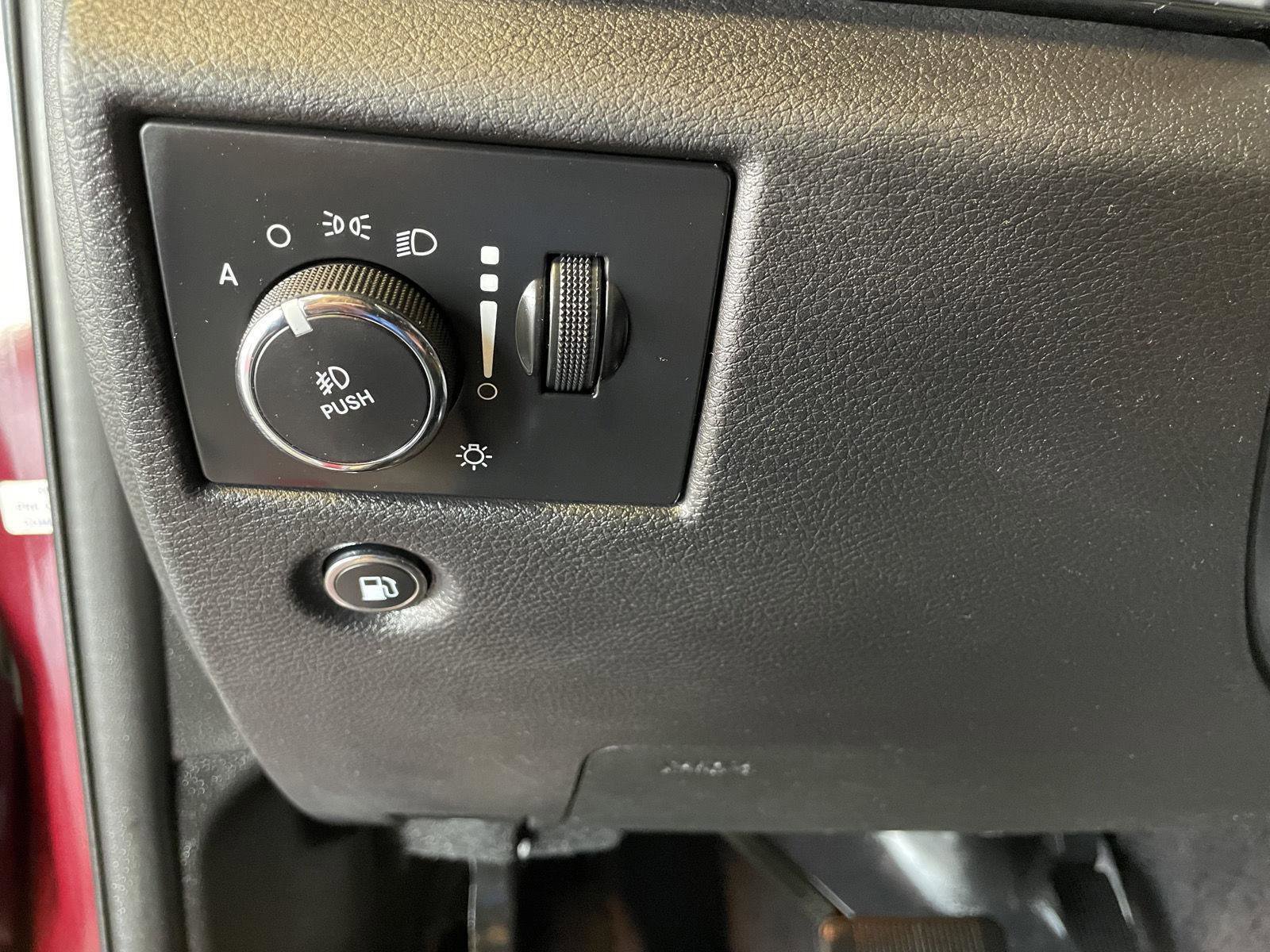 Used 2017 Jeep Grand Cherokee Limited image 3