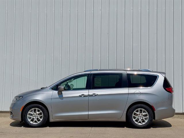 Used 2021 Chrysler Pacifica Touring-L FWD image 3