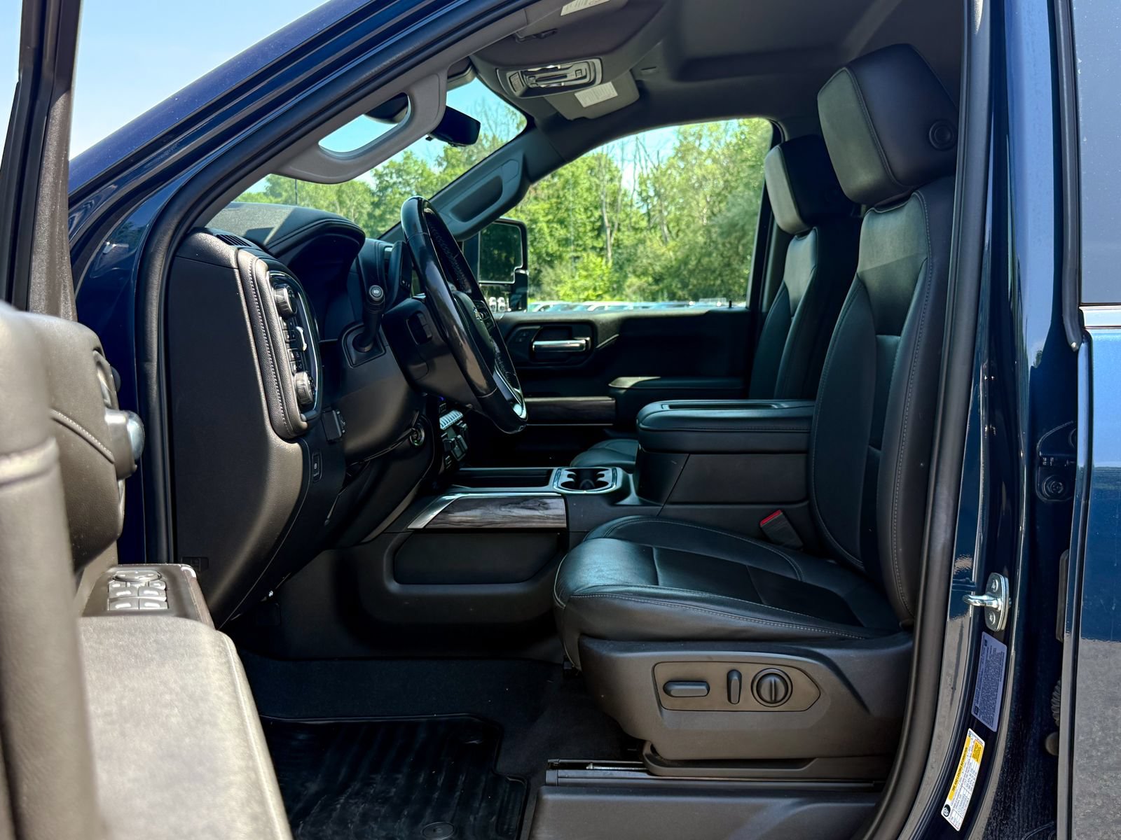 Used 2022 Chevrolet Silverado 2500 LTZ w/ LTZ Premium Package AWD/4WD image 18