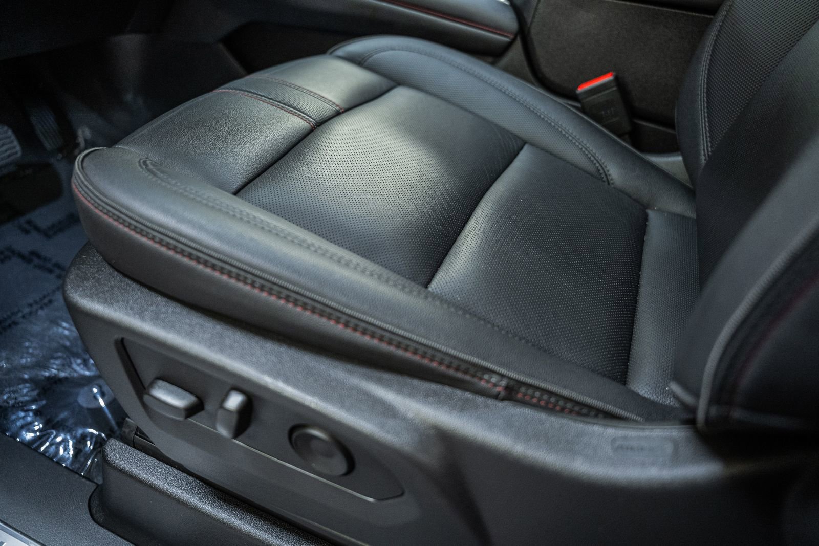 Used 2025 Chevrolet Suburban RST w/ Advanced Technology Package image 44