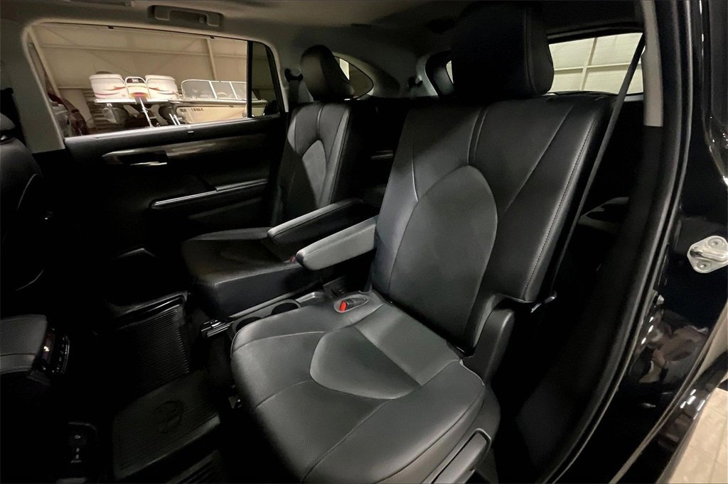 Used 2023 Toyota Highlander Platinum image 25