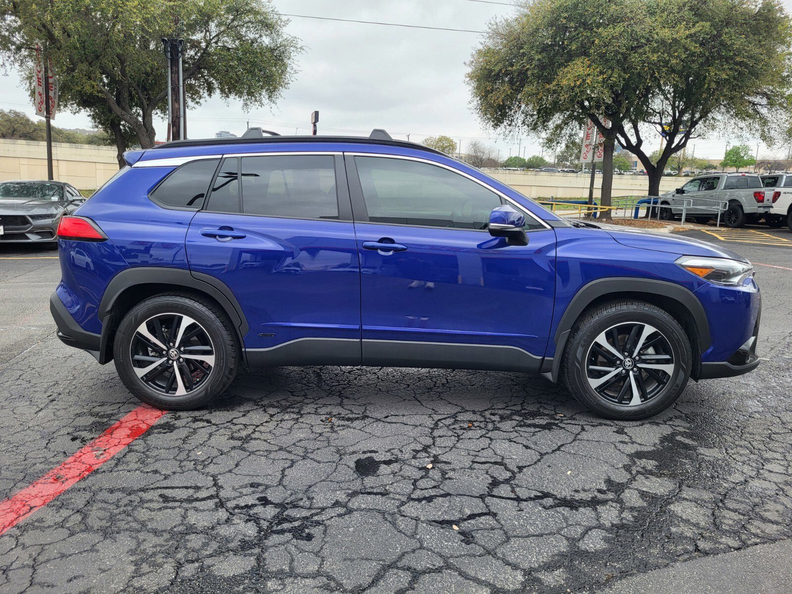 Used 2024 Toyota Corolla Cross AWD Hybrid w/ Convenience Package image 2