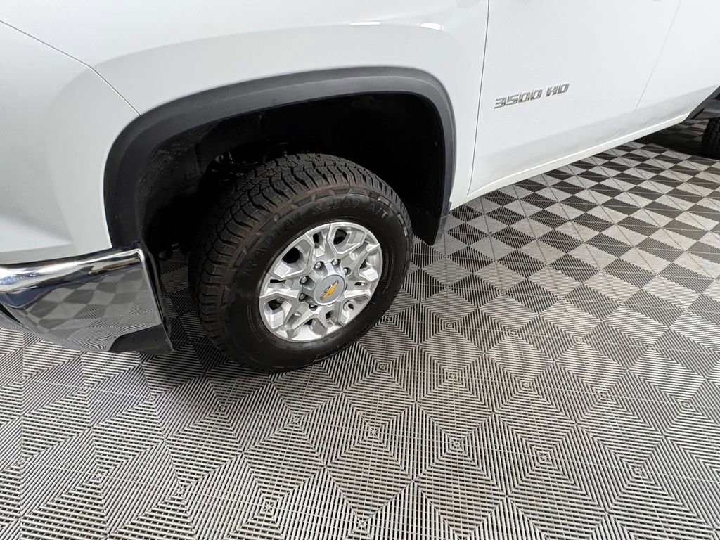 Used 2024 Chevrolet Silverado 3500 LT AWD/4WD image 9