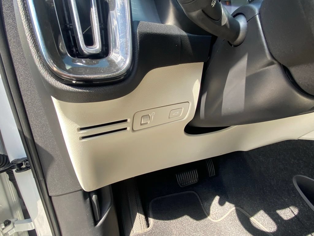 Used 2021 Volvo XC40 T4 Momentum FWD image 12