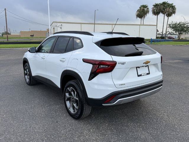 Used 2025 Chevrolet Trax LT FWD image 6