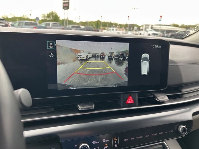 Used 2025 Kia Carnival FWD image 3
