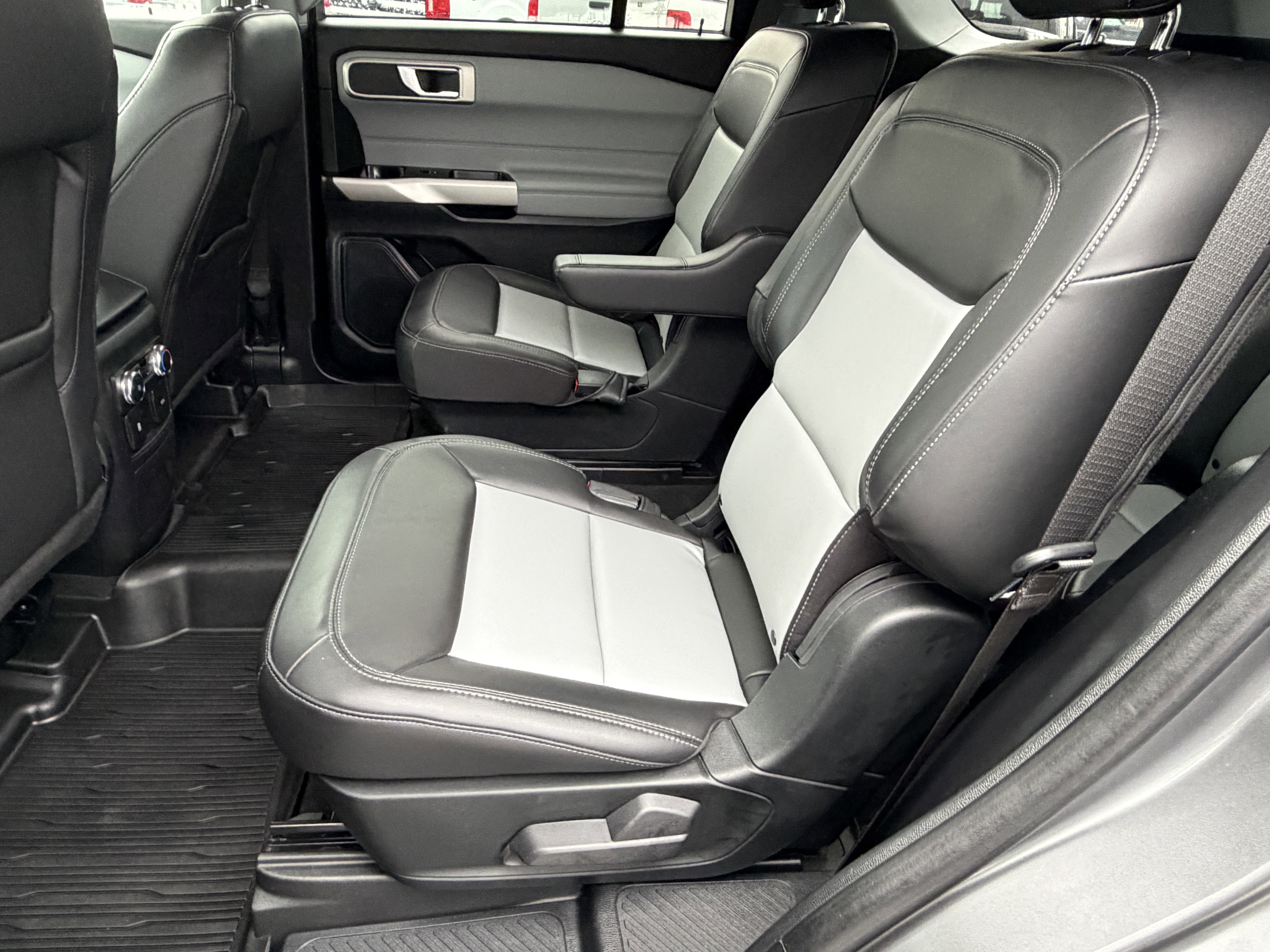 Certified 2022 Ford Explorer XLT w/ Equipment Group 202A image 27