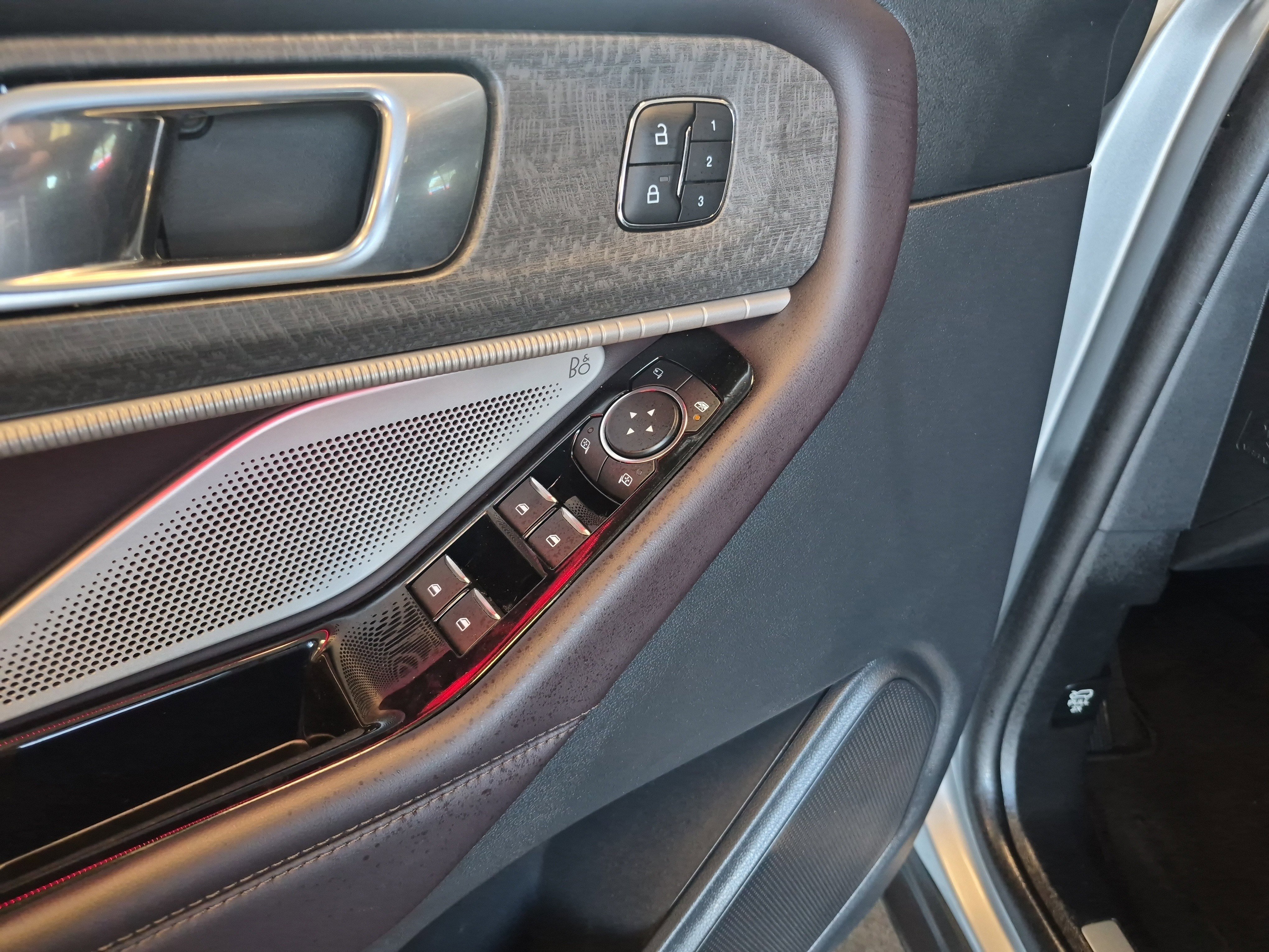 Certified 2025 Ford Explorer Platinum image 10