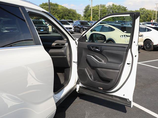 Used 2023 Toyota Highlander XLE FWD image 28