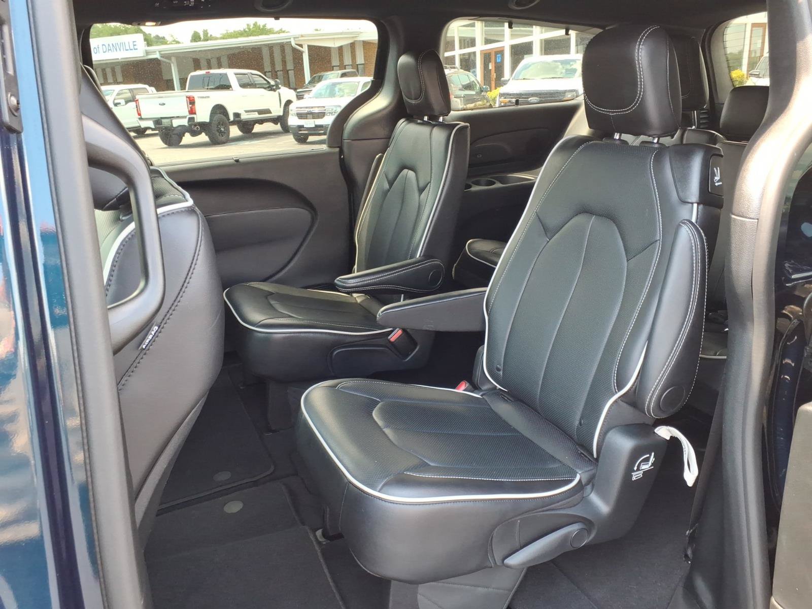 Used 2025 Chrysler Pacifica Limited FWD image 12