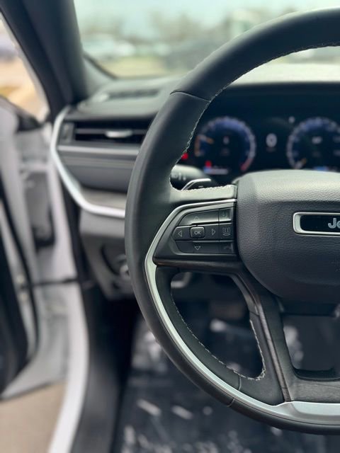 Used 2024 Jeep Grand Cherokee Limited AWD/4WD image 17