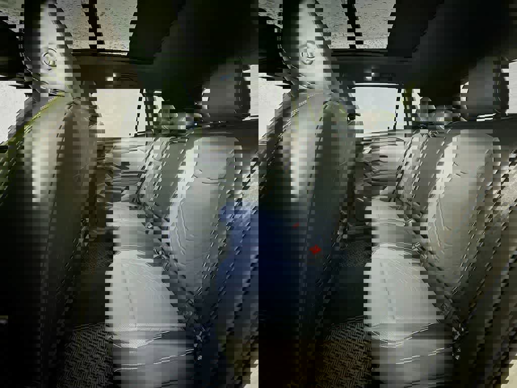 Used 2025 Volkswagen Tiguan SE R-Line image 14