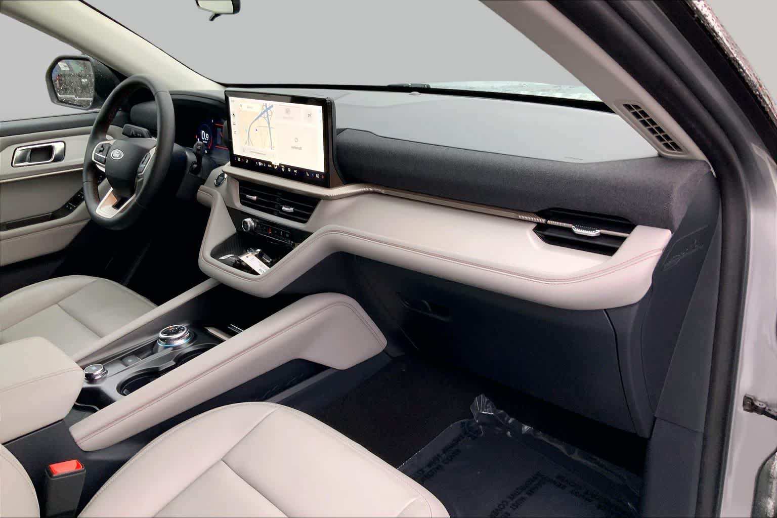 Certified 2025 Ford Explorer Active w/ Active Comfort Package RWD image 18