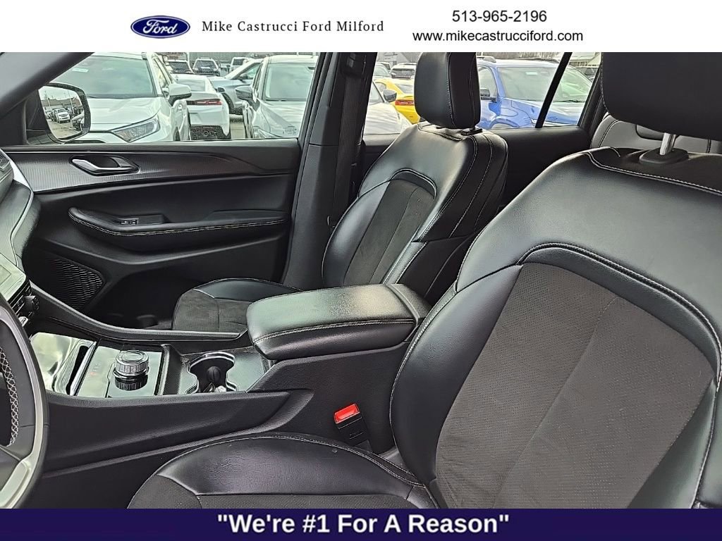 Used 2024 Jeep Grand Cherokee L Altitude image 11