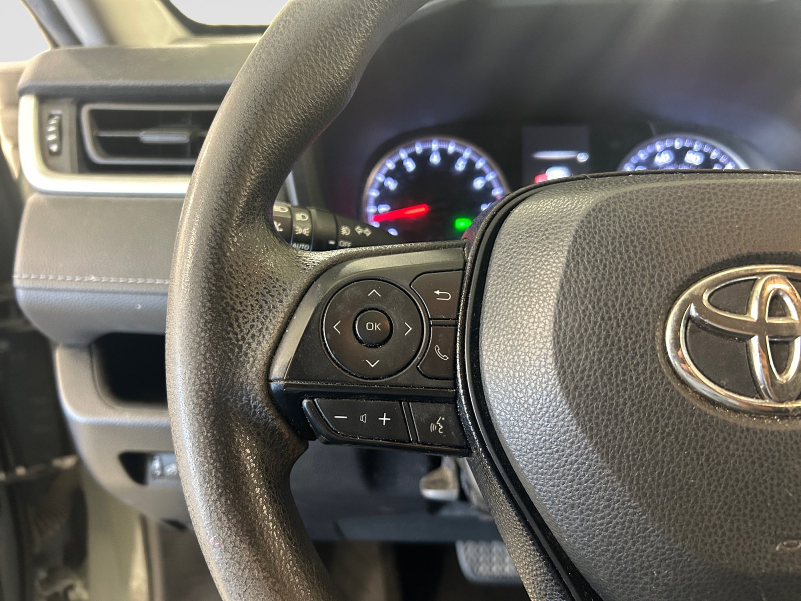 Used 2021 Toyota RAV4 XLE FWD image 18
