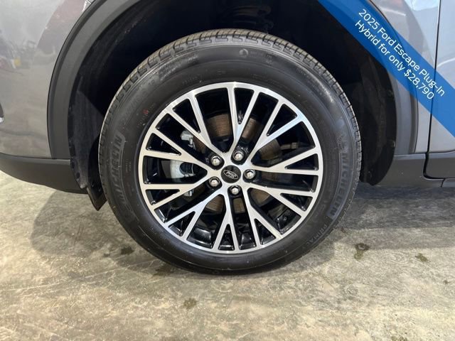 Certified 2025 Ford Escape SE w/ Class II Trailer Tow Package image 21