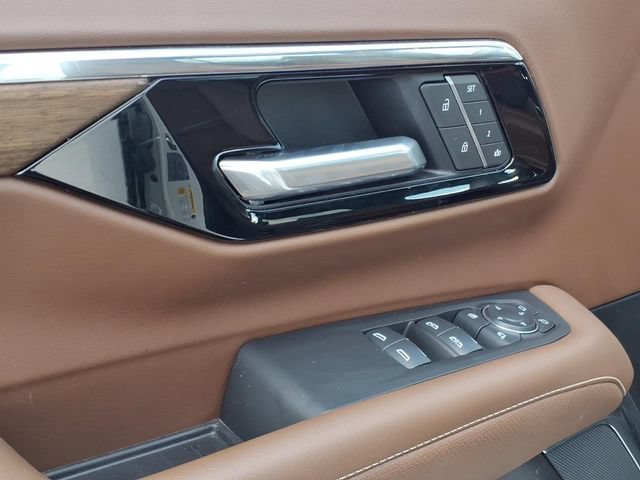Used 2025 Chevrolet Suburban High Country AWD/4WD image 17