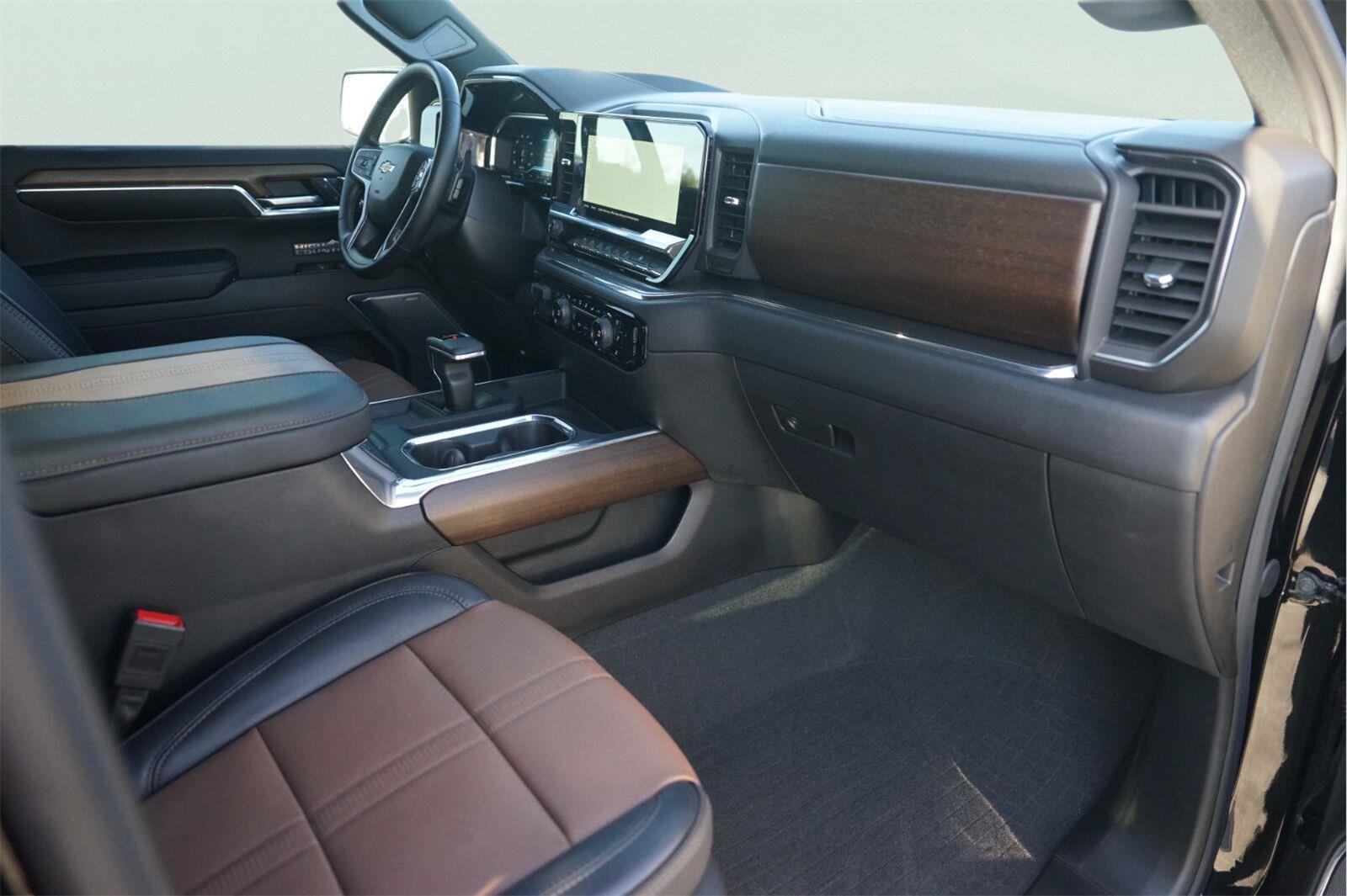 Used 2024 Chevrolet Silverado 1500 High Country w/ High Country Premium Package AWD/4WD image 18