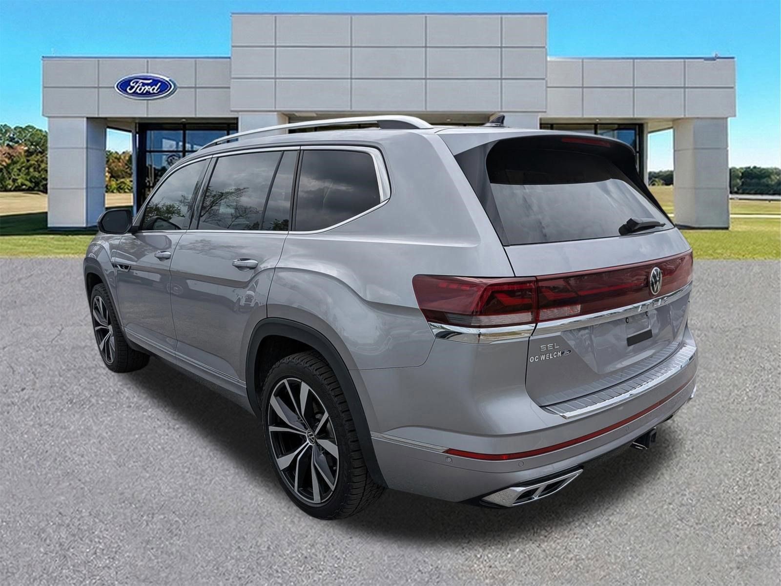Used 2024 Volkswagen Atlas SEL Premium R-Line image 2