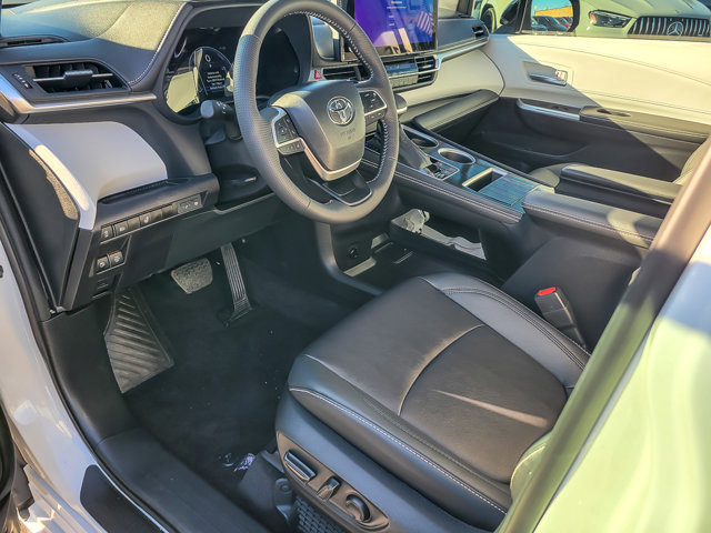 Used 2025 Toyota Sienna XSE image 11