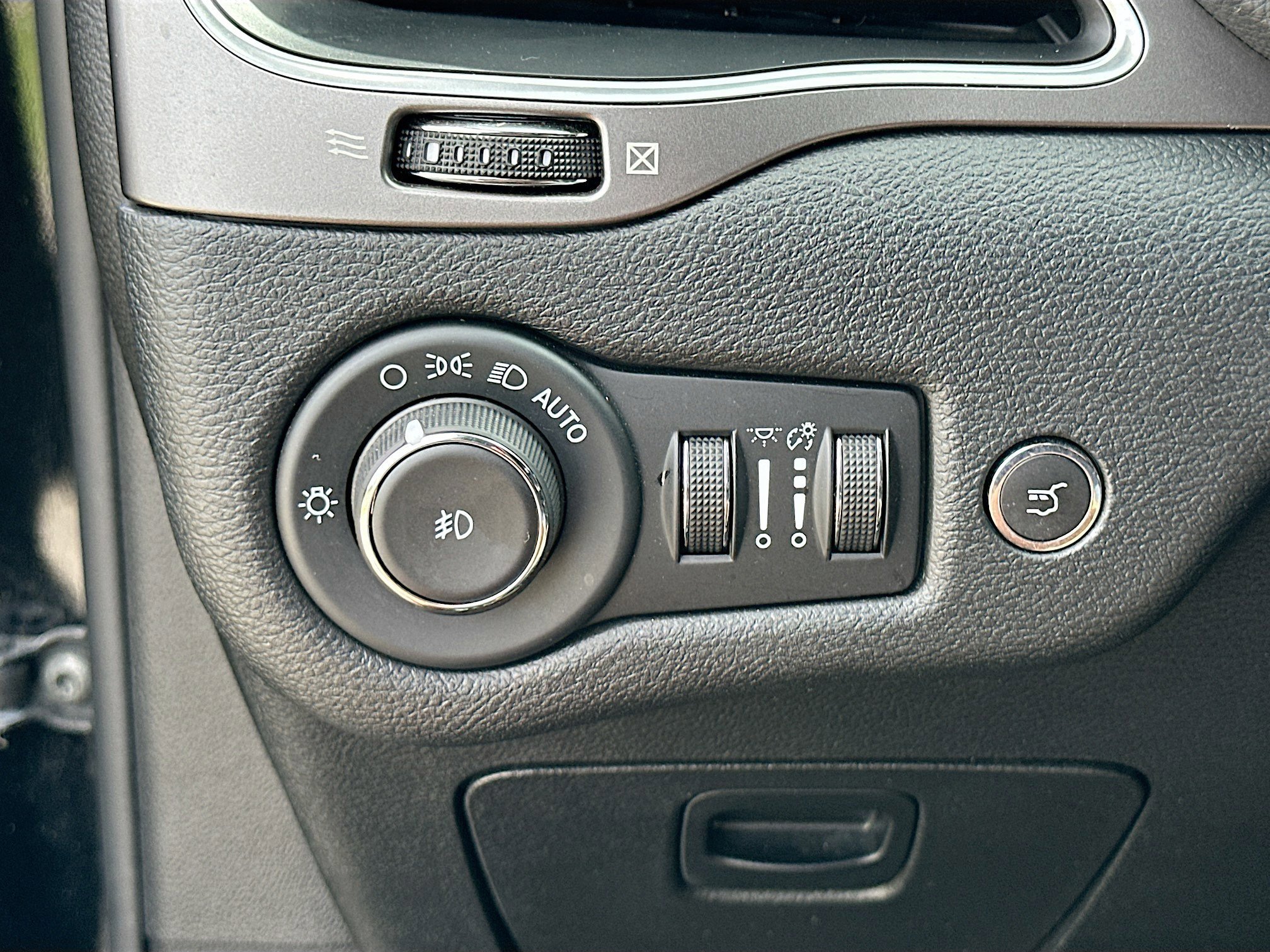 Used 2022 Jeep Cherokee Latitude Lux w/ Mopar Interior Package FWD image 10