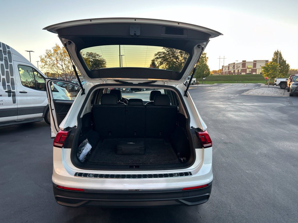 Used 2023 Volkswagen Tiguan SE AWD/4WD image 21