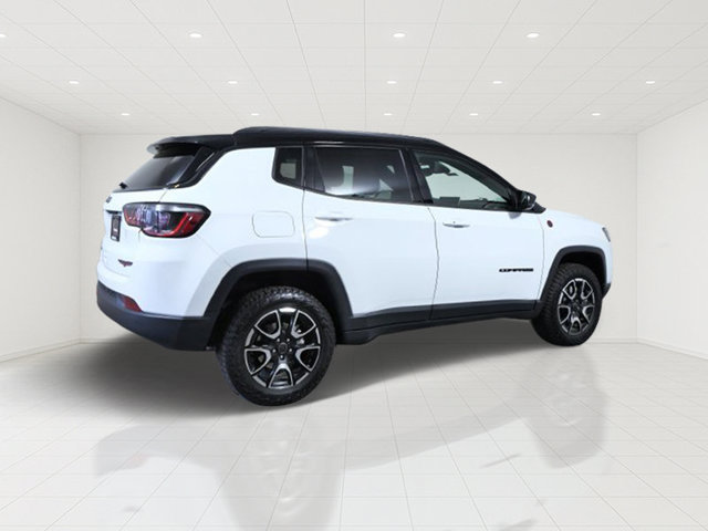 Used 2025 Jeep Compass Trailhawk AWD/4WD image 6