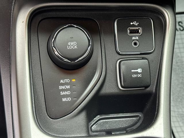 Used 2018 Jeep Compass Latitude w/ Cold Weather Group AWD/4WD image 21