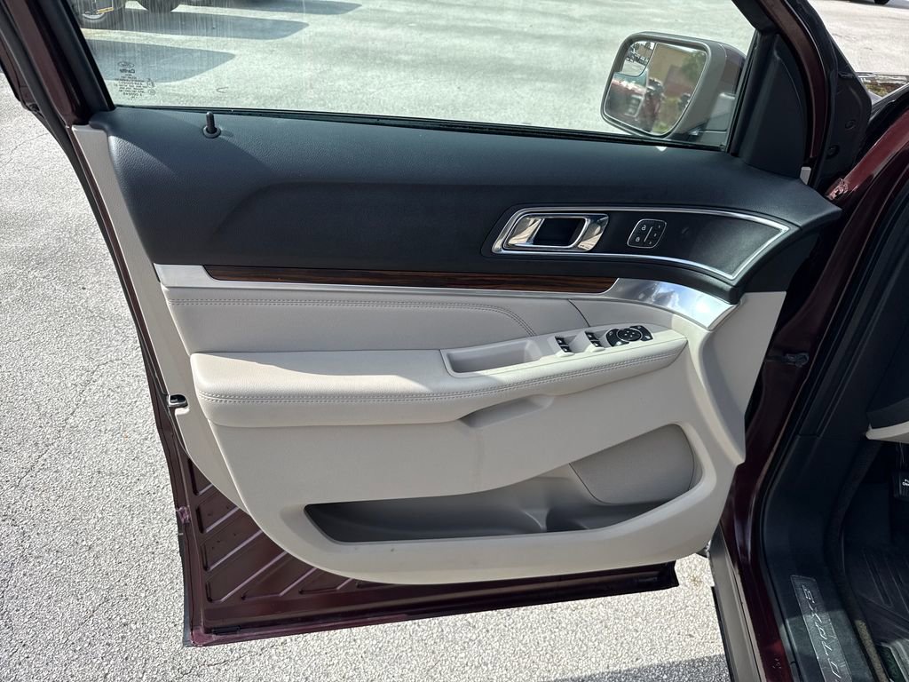 Certified 2018 Ford Explorer Limited FWD image 11
