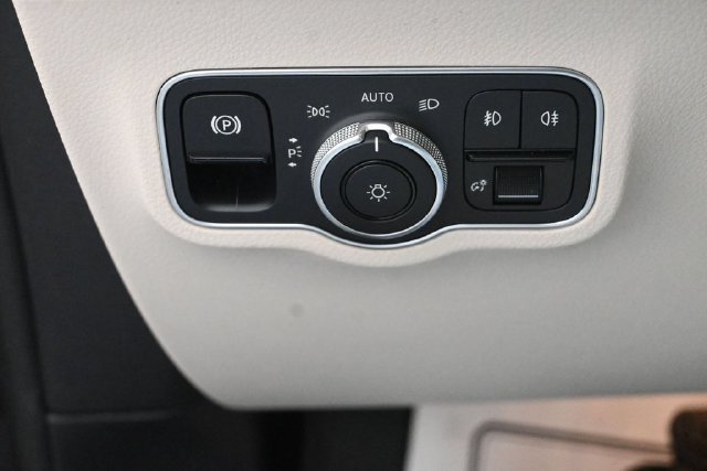 Used 2023 Mercedes-Benz GLB 250 4MATIC image 11