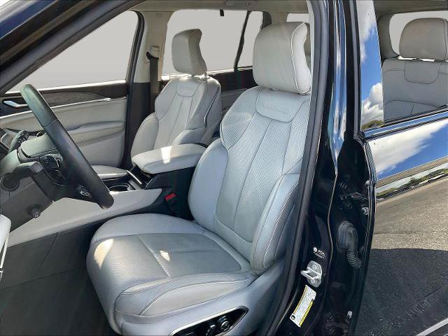 Used 2023 Jeep Grand Cherokee Overland w/ Luxury Tech Group IV AWD/4WD image 23