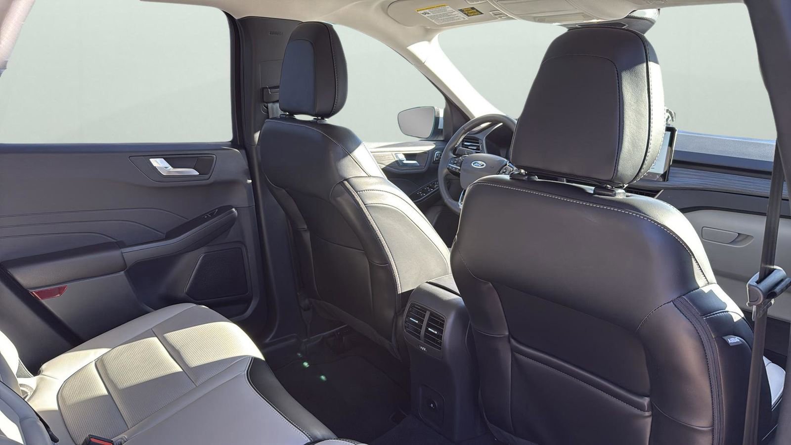 Certified 2025 Ford Escape Platinum w/ Class II Trailer Tow Package image 29