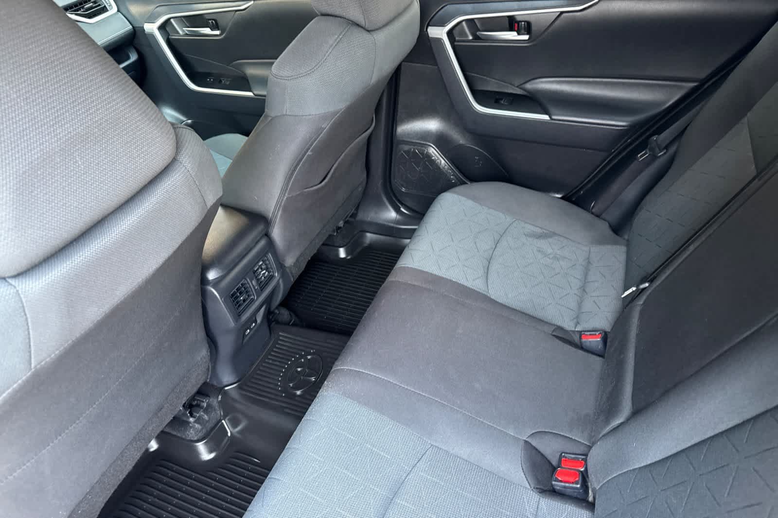 Used 2025 Toyota RAV4 XLE w/ Convenience Package AWD/4WD image 4