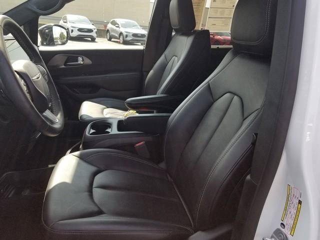 Used 2025 Chrysler Pacifica Select FWD image 12