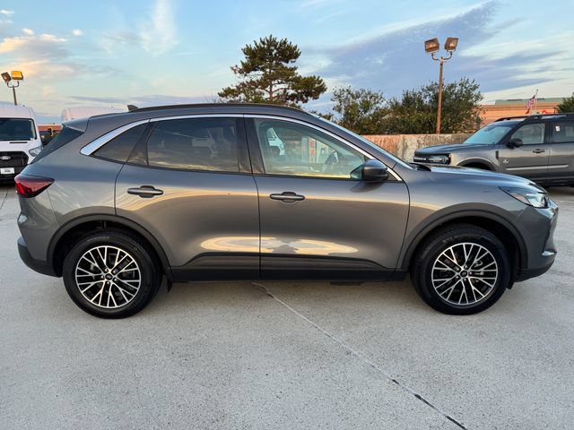 Certified 2024 Ford Escape SE w/ Class II Trailer Tow Package FWD image 4