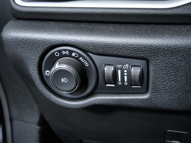 Used 2025 Chrysler Pacifica Select FWD image 27