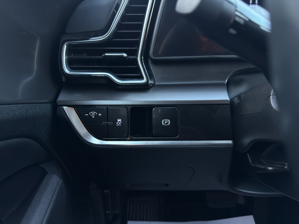 Used 2025 Kia Sportage EX FWD image 27