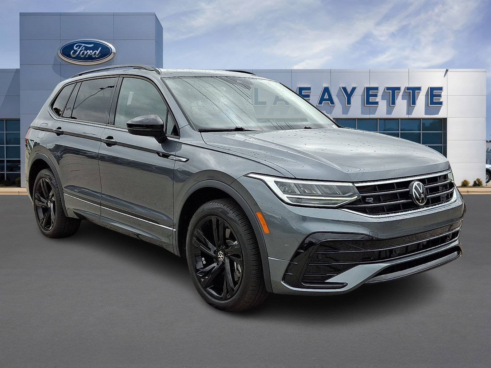 Used 2024 Volkswagen Tiguan SE R-Line FWD image 1