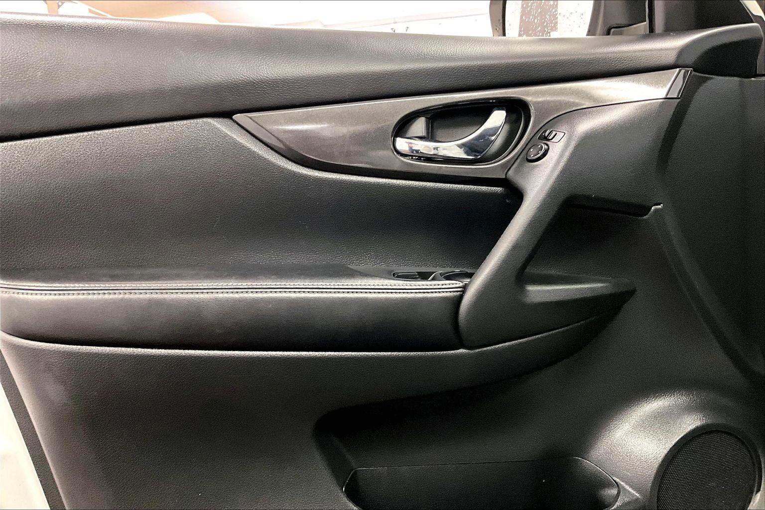 Used 2017 Nissan Rogue SV image 22