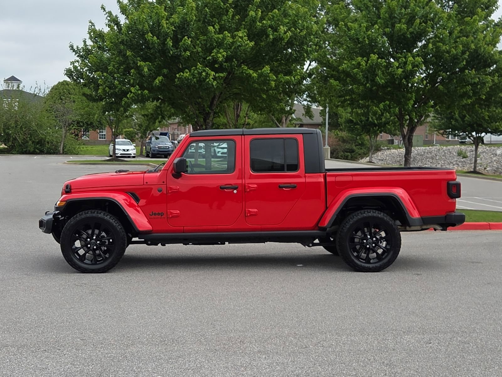 Used 2025 Jeep Gladiator Sport image 3