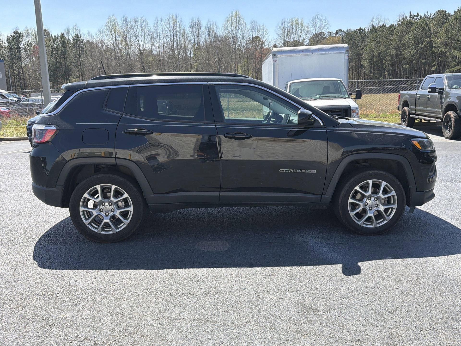 Used 2022 Jeep Compass Latitude image 2
